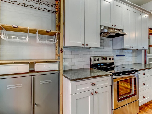 Building Photo - 419 E 3rd St