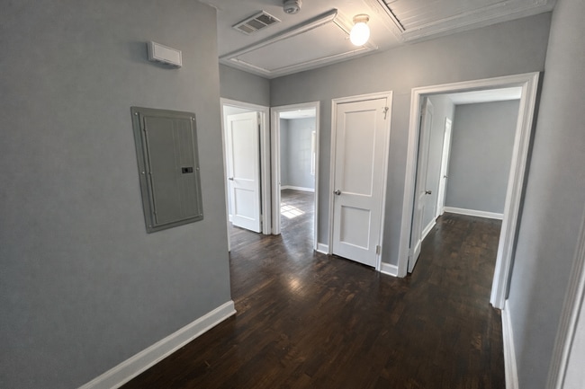 Building Photo - 2037 Highview Rd SW