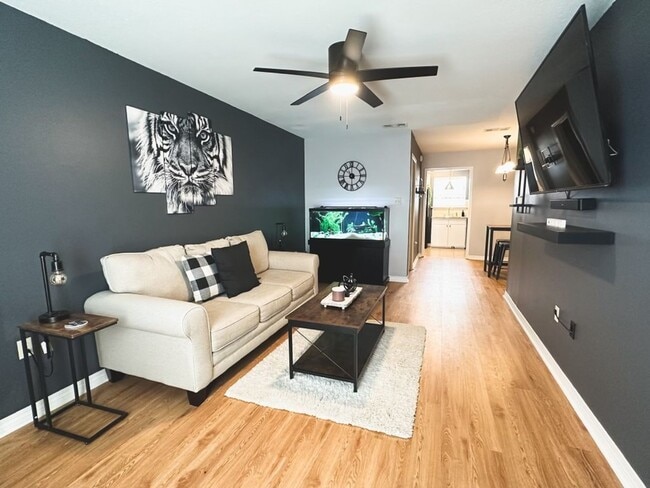 Building Photo - Beautiful 2 bedroom Townhouse!!!!!!!!!!!!