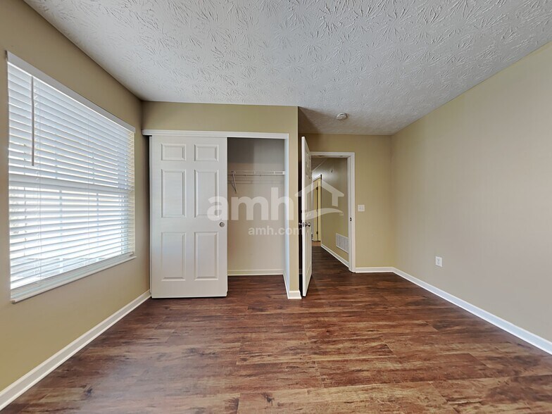 Building Photo - 5263 Summerset Dr