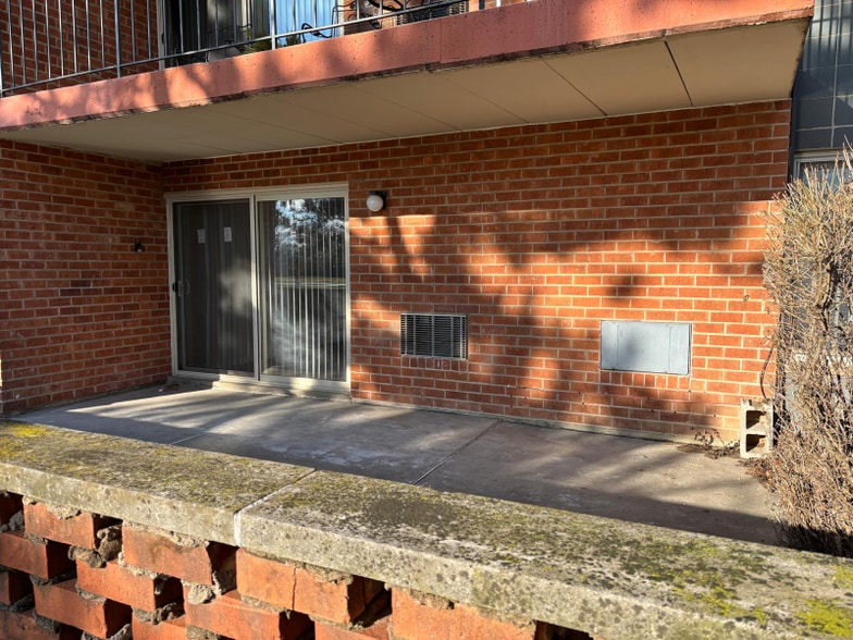 Building Photo - 16 E Old Willow Rd