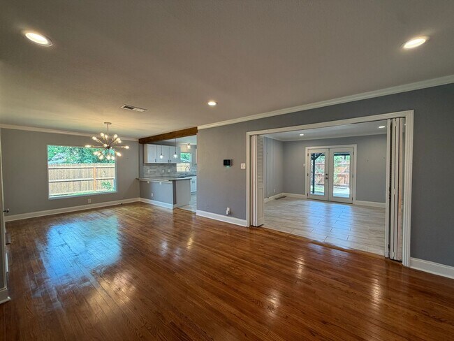 Building Photo - 2555 W Kings Hwy