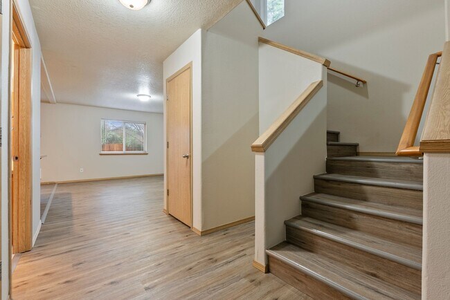 Building Photo - Beautiful 4bed/2.5bath - 1/2 OFF First months rent!