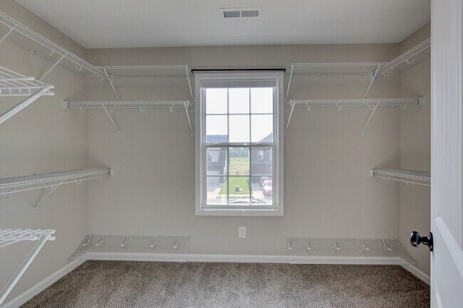 Building Photo - Huge 5 bed 3 ba.  Gorgeous House Near Post...
