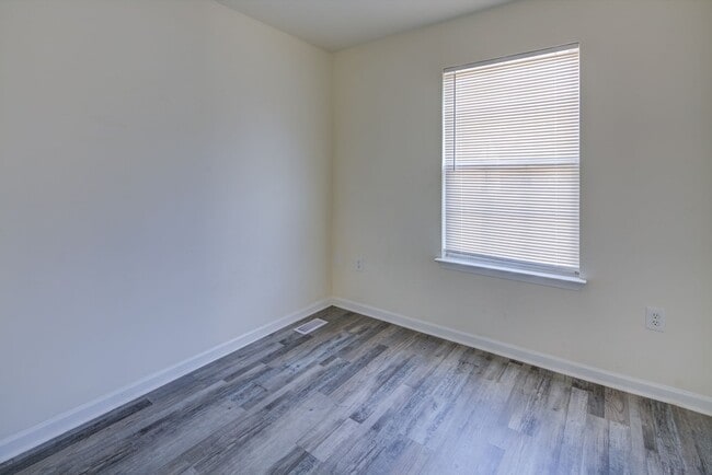 Building Photo - End Unit in New Castle -Showing Sunday 8/1...