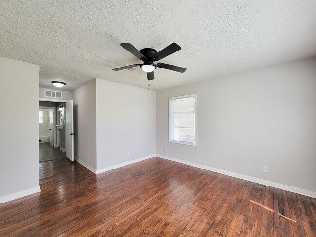 Building Photo - Welcome to this inviting single-family residence in the desirable South Park/Sunnyside area of Ho...