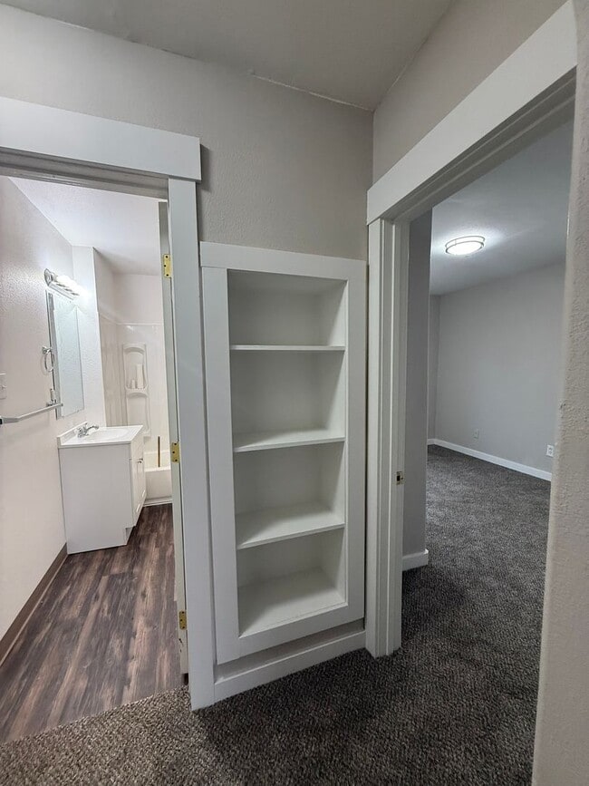Building Photo - 2/1 Updated Hillyard Home