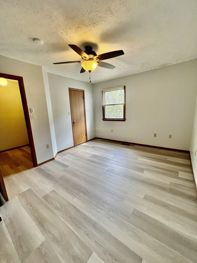 Building Photo - 403 Cedarstone Rd