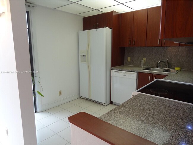 Building Photo - 3401 N Country Club Dr