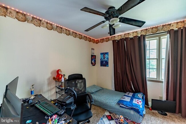 Building Photo - 211 Caravan Dr