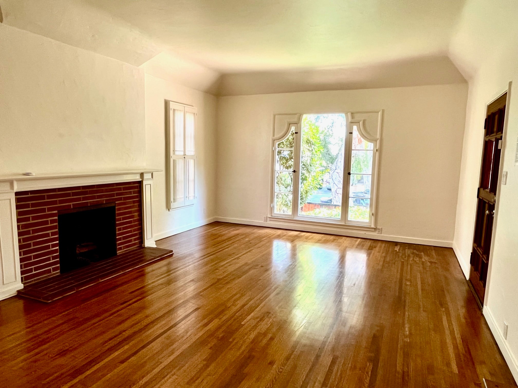 Living Rm w/FP - 1115 S La Peer Dr