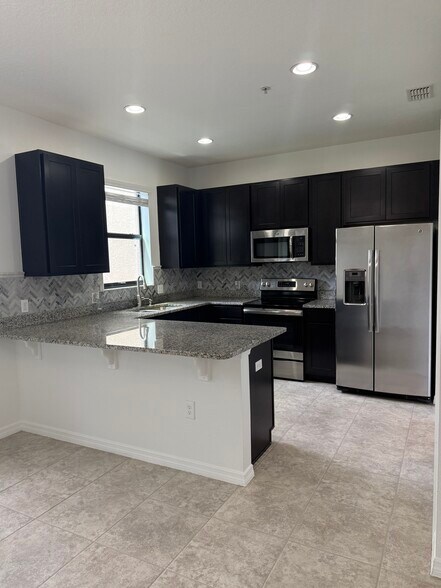 Building Photo - 2259 Seven Oaks Dr