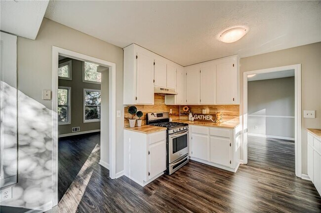 Building Photo - 4060 Oak Ferry Dr NE