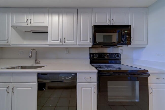 Building Photo - 890 N Village Dr