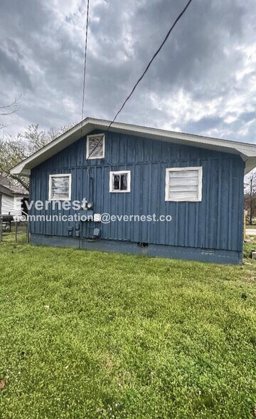 Building Photo - 4922 E Willow St