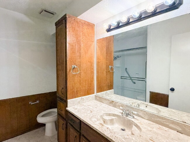 Building Photo - 3 Bedroom, 2 Bath Home in Burleson - Great Location!