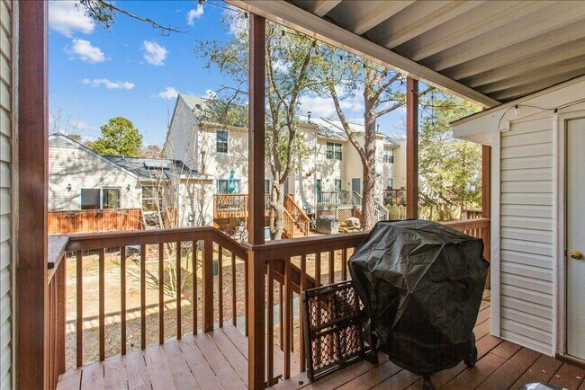 Building Photo - ATTRACTIVE AND BRIGHT LUXURY TOWNHOME IN W...