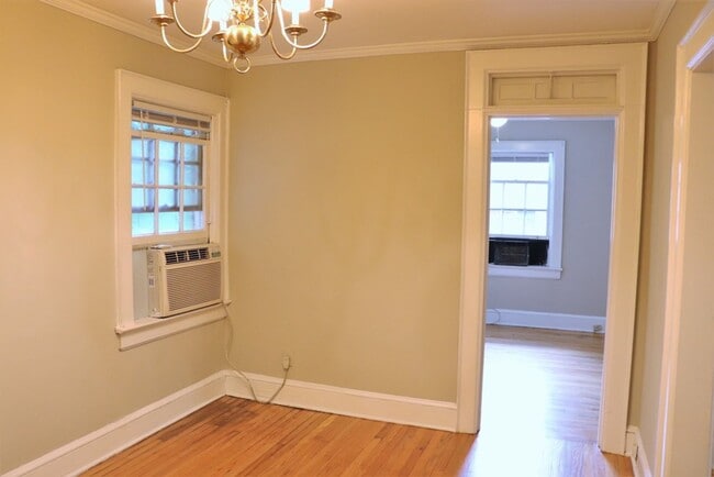 Building Photo - Charming 2-bedroom waiting to be yours !!