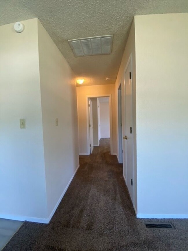 Building Photo - Great Duplex! 2 Bed, 1 Bath