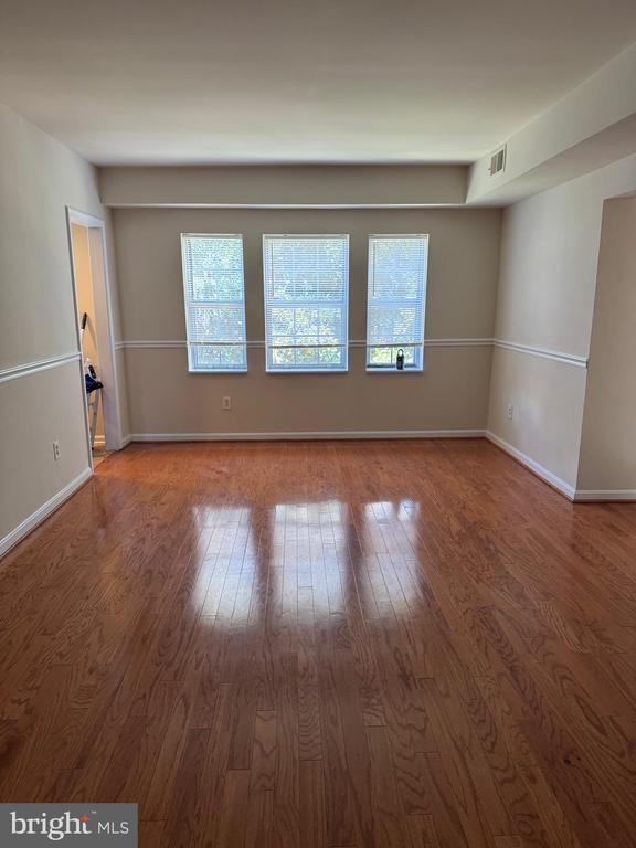 Building Photo - 1720 Queens Ln