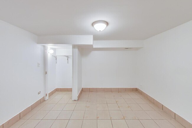 Building Photo - 1138 W Addison St