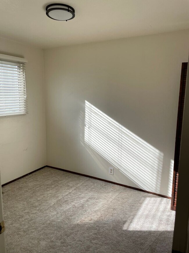 Building Photo - Al Tahoe - 4 bedroom 2 bath with garage av...