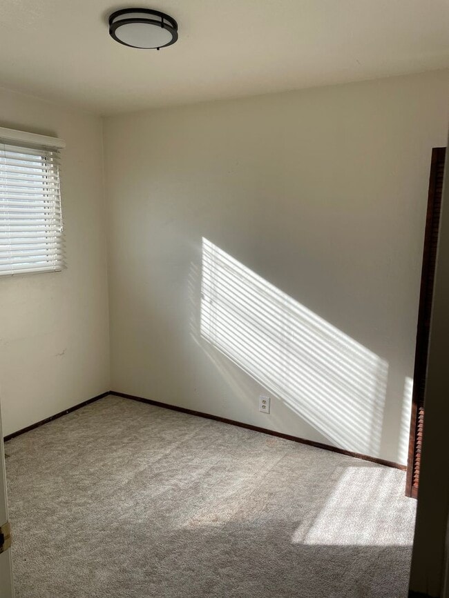 Building Photo - Al Tahoe - 4 bedroom 2 bath with Garage