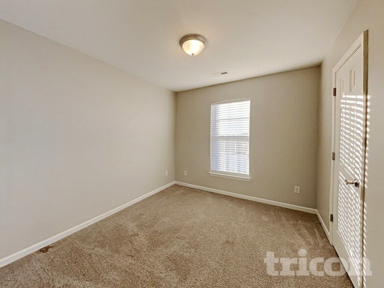 Building Photo - 7043 Red Bud Cir