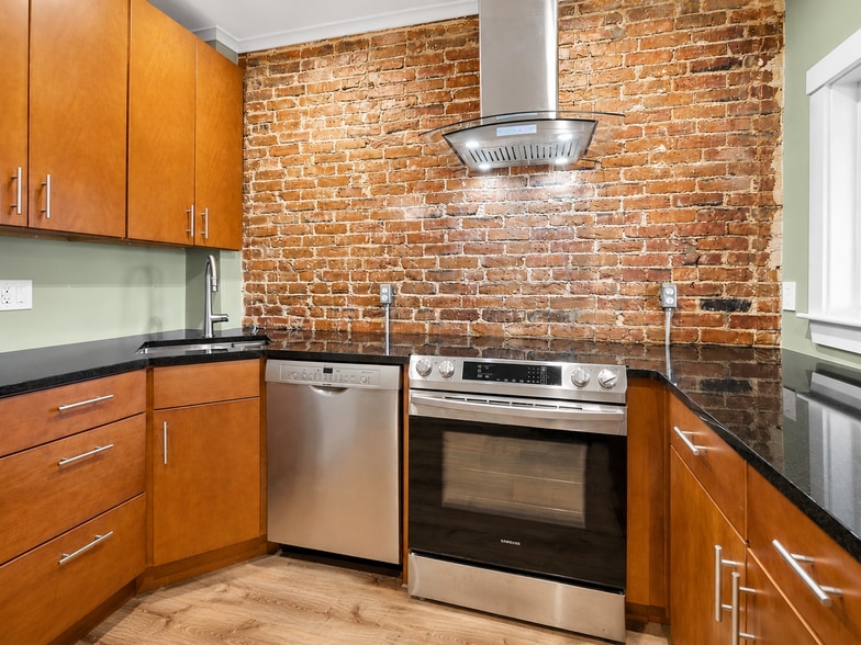 Building Photo - 46 Riverdale St