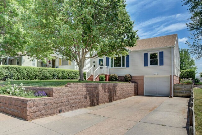 Building Photo - 2 Bedroom in Aksarben