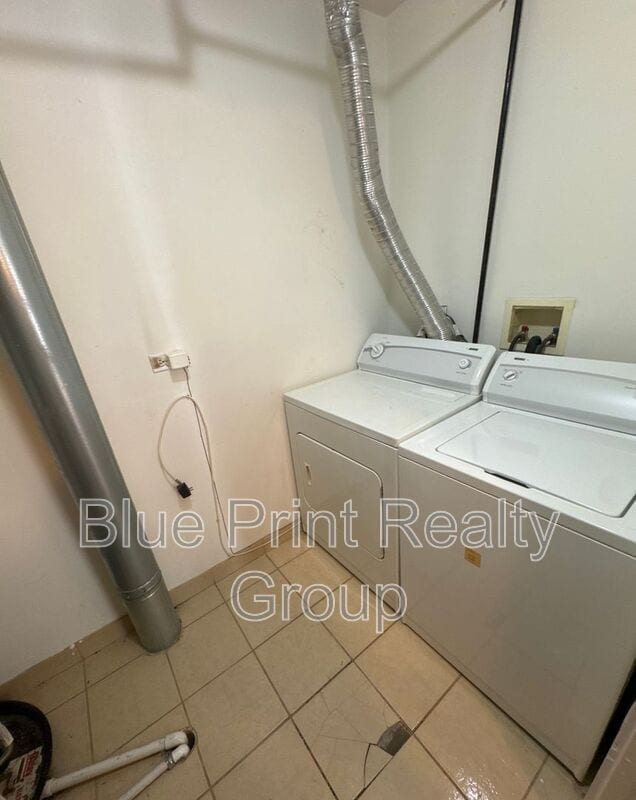 Building Photo - 1540 E 67th Pl