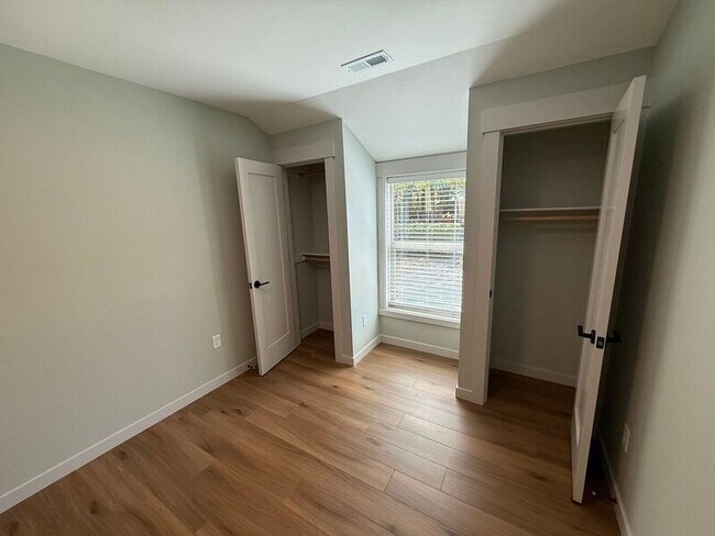 Building Photo - 805 Boxwood Ln SE