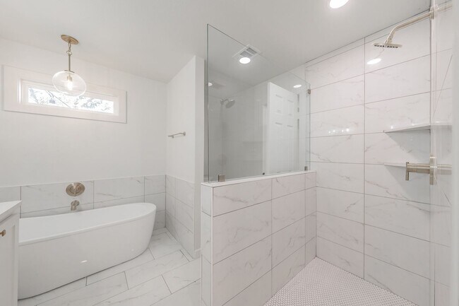 Building Photo - CHARMING HOME Close to TCU Campus!