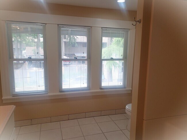 Building Photo - Large Unique House in Milwaukie with Big Fenced Yard