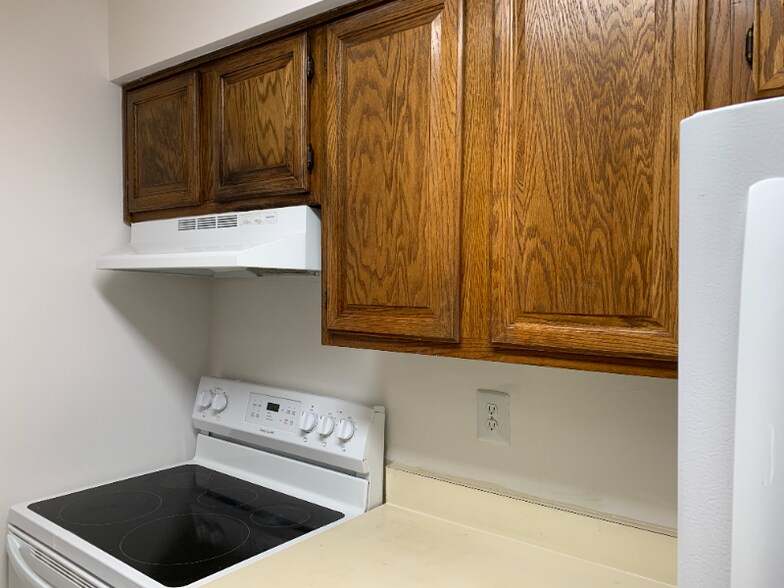 Building Photo - 1700 Ravens Crest Dr