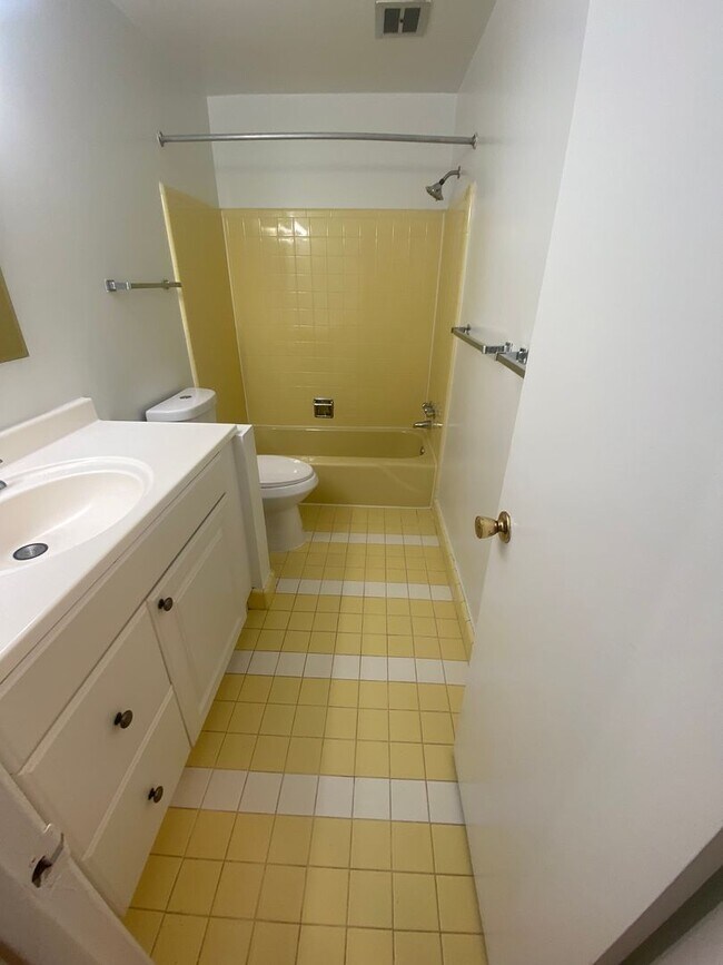 Building Photo - PRICE REDUCTION! A spacious three bedroom/...