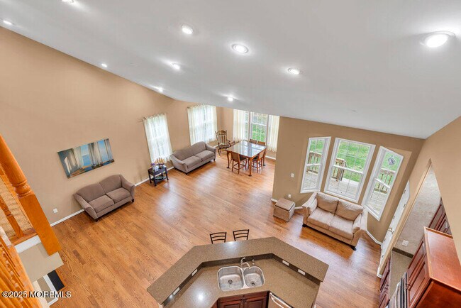 Building Photo - 17 Trumbull Ct