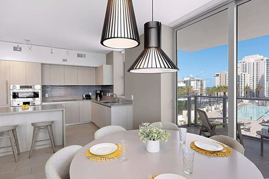 Building Photo - 4010 S Ocean Dr