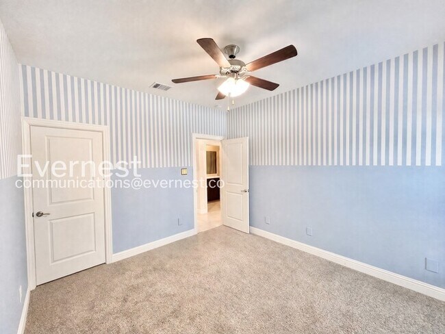 Building Photo - 4 Bed/2 Bath Home with Garage & Fenced Yard / Pet-Friendly / Available Now!