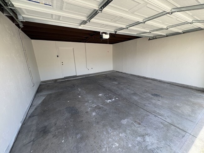 Building Photo - Eastside townhome, convenient location