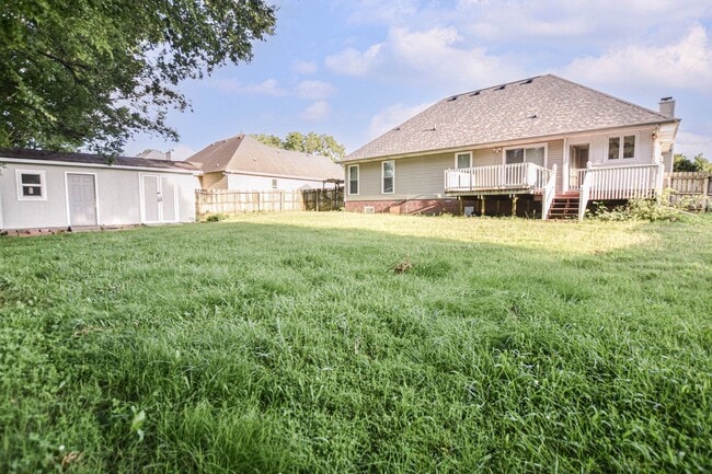 Building Photo - Pet Friendly Three Bedroom with Bonus!