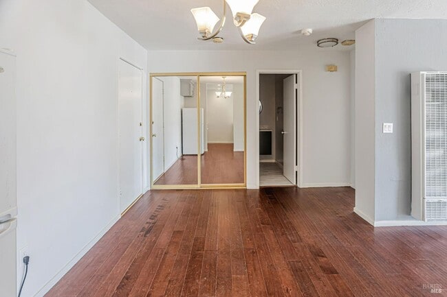 Building Photo - 363 Eden Roc Dr