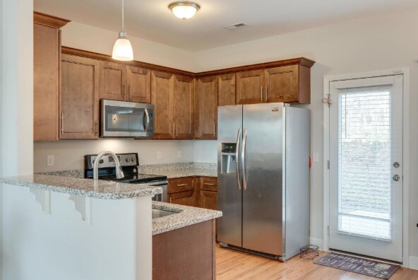 Building Photo - 2043 Pinecrest Dr