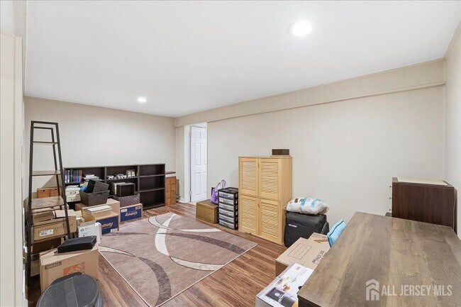 Building Photo - 2606 Trafalgar Square