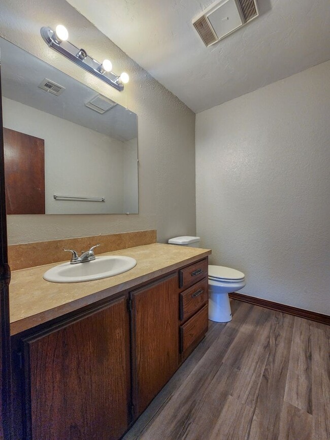 Building Photo - 4104 N Market Ave