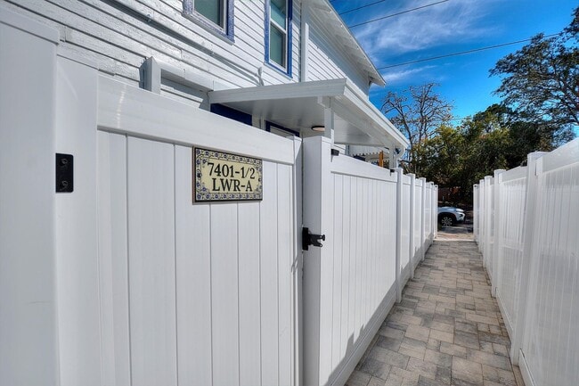 Building Photo - Modern, Stylish 1-Bed, 1-Bath Apartment - Electric, Water, Grounds Care, and Pest Control all Inc...