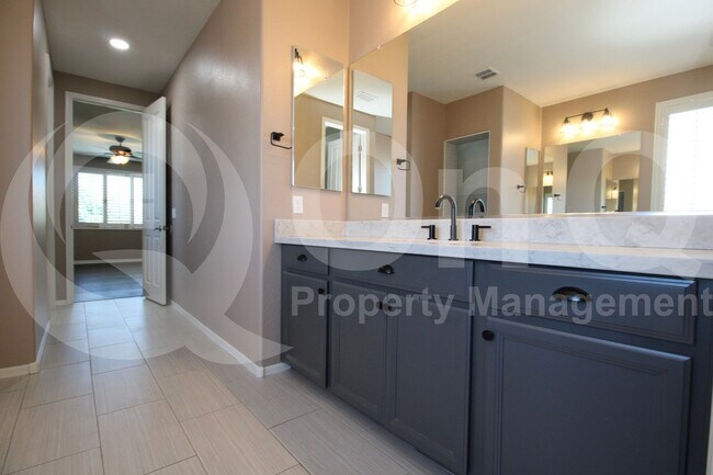 Building Photo - 2872 E Redwood Pl