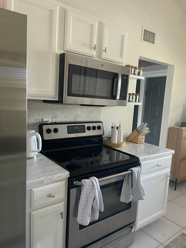 Building Photo - 9878 Nob Hill Ct