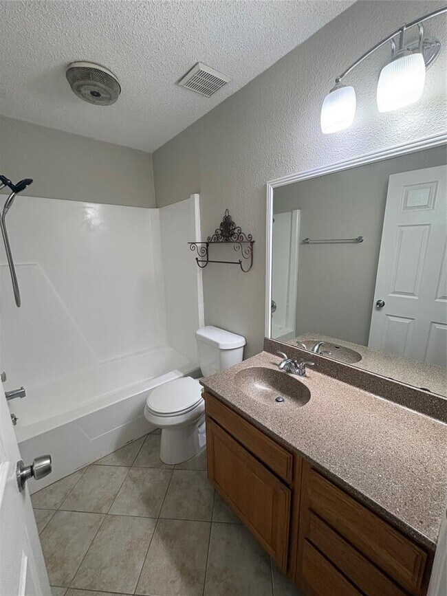 Building Photo - 2304 Silver Spur Dr
