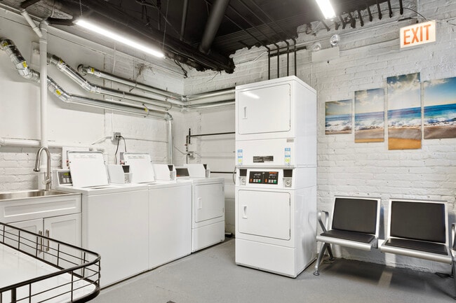 Building Photo - 1651 W Jonquil Terrace